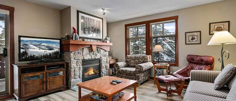 コンドミニアム 2 ベッドルーム | リビング エリア