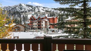 Condo, 2 Bedrooms | Property grounds