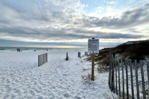 Ein Strand, auf dem Glas, Tiere und Schaufeln verboten sind.