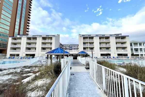 Condo, 2 Bedrooms | Property grounds