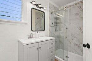 Condo, 2 Bedrooms | Bathroom | Towels, shampoo