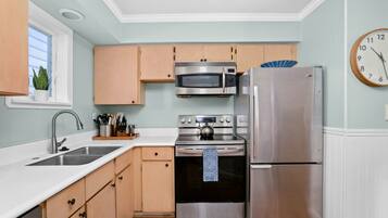 Condo, 2 Bedrooms | Private kitchen | Fridge, oven, coffee/tea maker, toaster