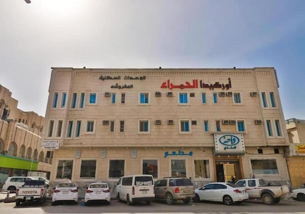 واجهة المنشأة - في المساء/الليل