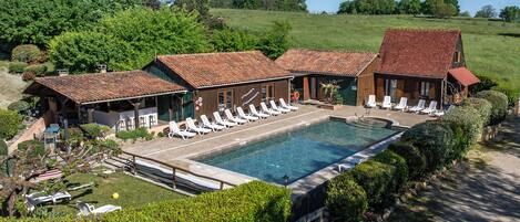 Een seizoensgebonden buitenzwembad