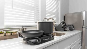 Fridge, stovetop, coffee/tea maker, toaster