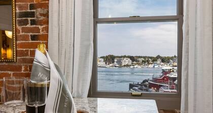 Tugboat Vista 2 Bedroom Downtown Portsmouth