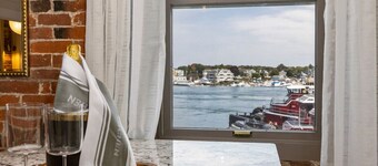 Tugboat Vista 2 Bedroom Downtown Portsmouth