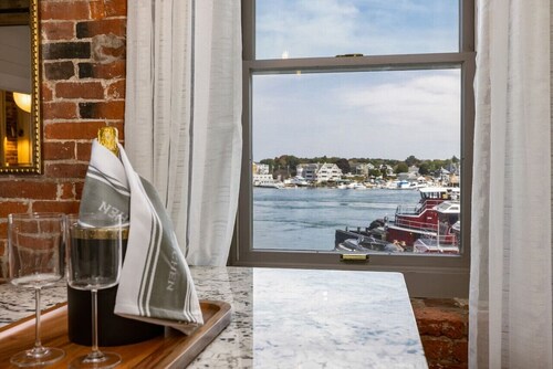 Tugboat Vista 2 Bedroom Downtown Portsmouth
