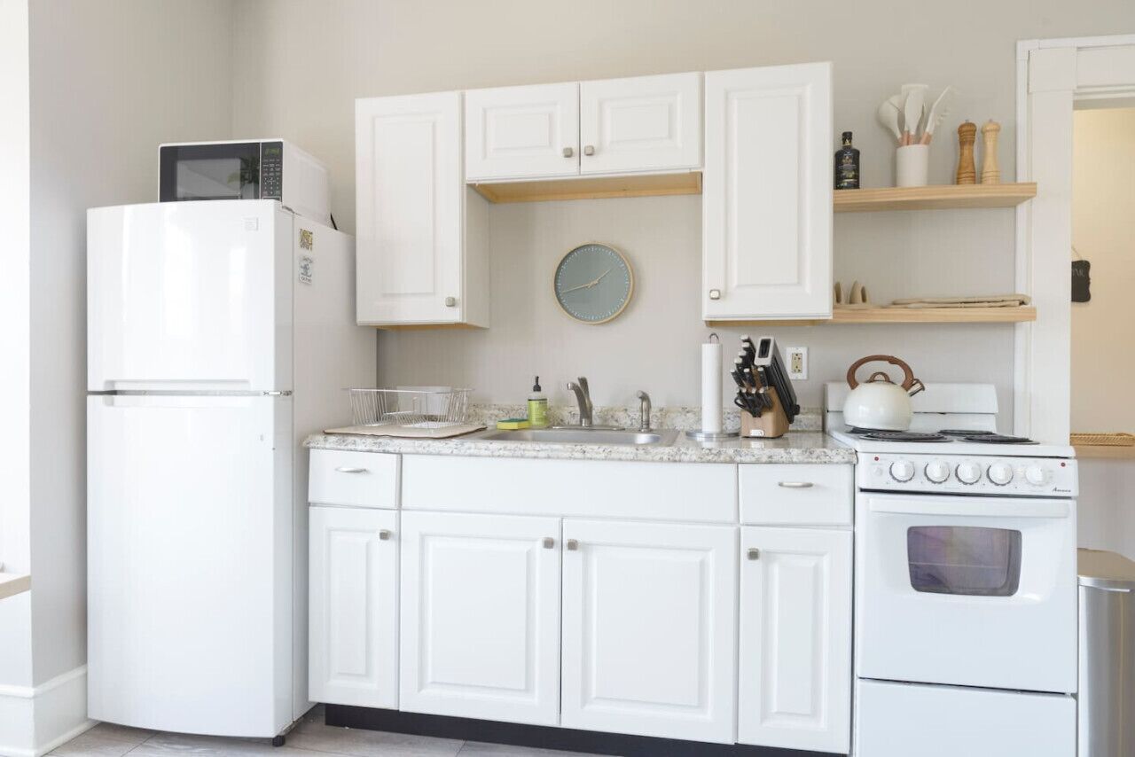 Réfrigérateur, micro-ondes, four, plaque de cuisson