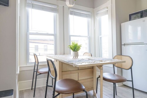 Downtown House  Sleeps 10  with 3 King Beds and  More