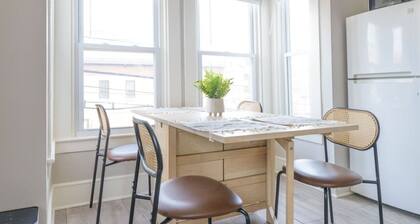 Downtown House Sleeps 10 with 3 King Beds and More