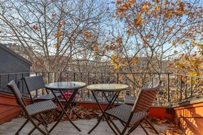 Outdoor dining - City Loft Group Getaway King Downtown Location (Newburyport)