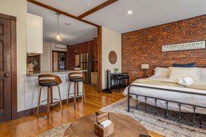 1 slaapkamer, een bureau, een strijkplank/strijkijzer, gratis wifi