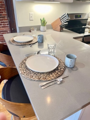 Een koelkast, een microgolfoven, een kookplaat, een vaatwasser