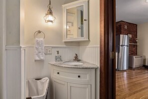 Interior - Newburyport Flat Downtown Living King Bed (Newburyport)