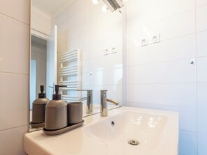 Shower, hair dryer, towels - Appart 22 T3 au centre ville (Annecy)