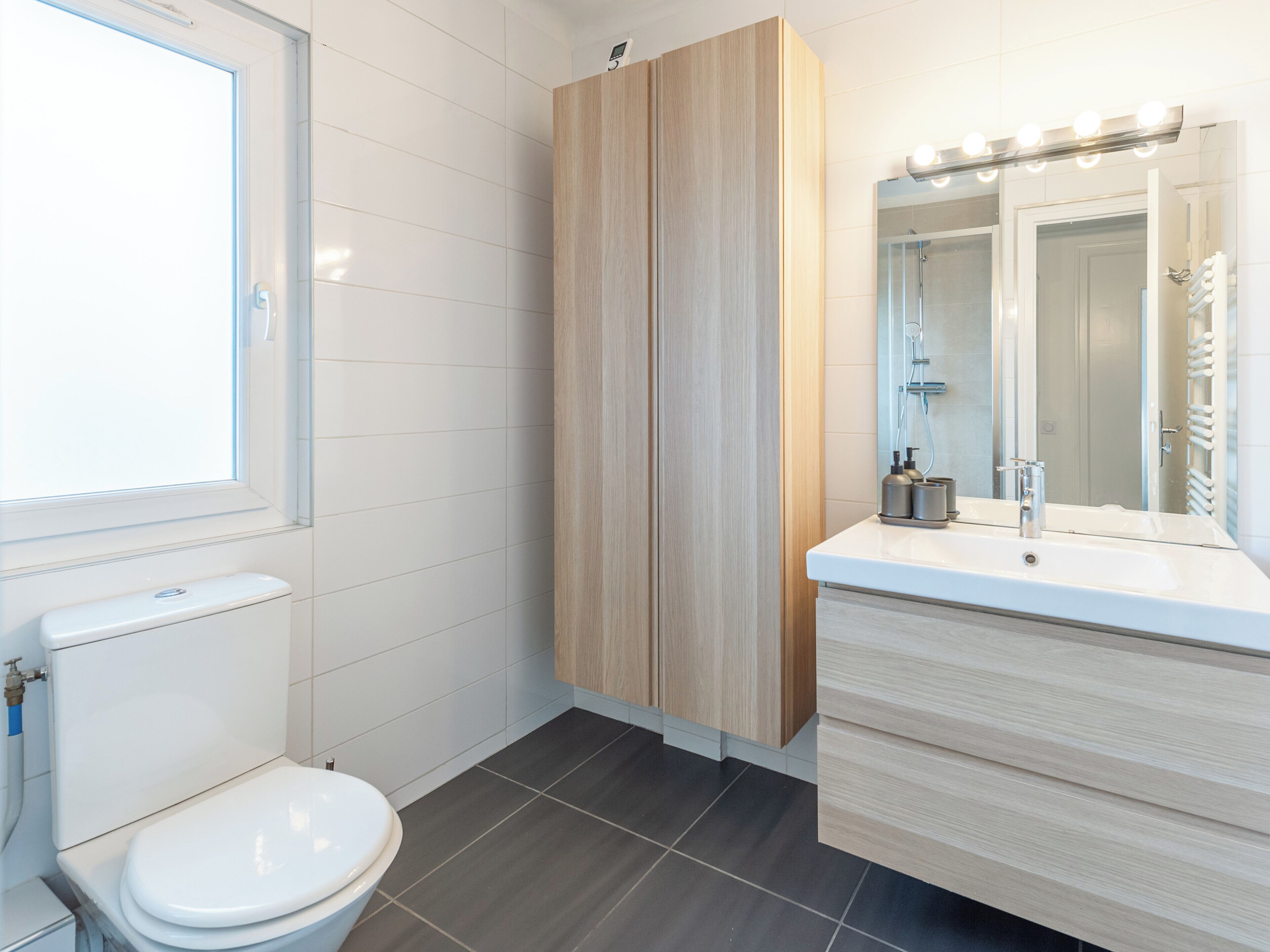 Een douche, een haardroger, handdoeken