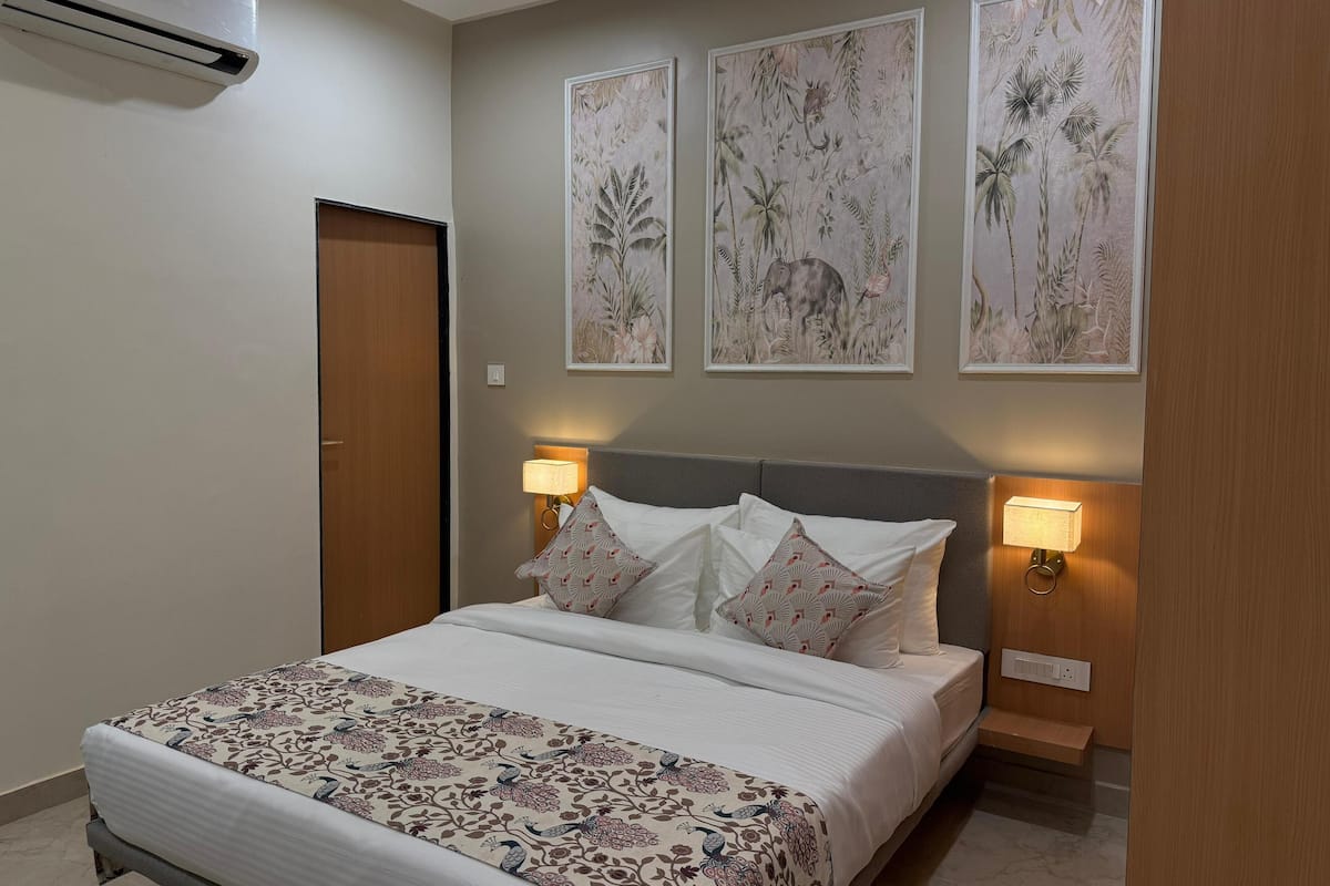 In-room safe, individually furnished, desk, laptop workspace