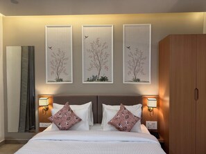 ห้องดีลักซ์ดับเบิล | ตู้นิรภัยในห้องพัก, ตกแต่งพิเศษโดยเฉพาะ, โต๊ะทำงาน