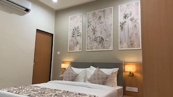 Caja de seguridad en la habitación, muebles diferentes y escritorio