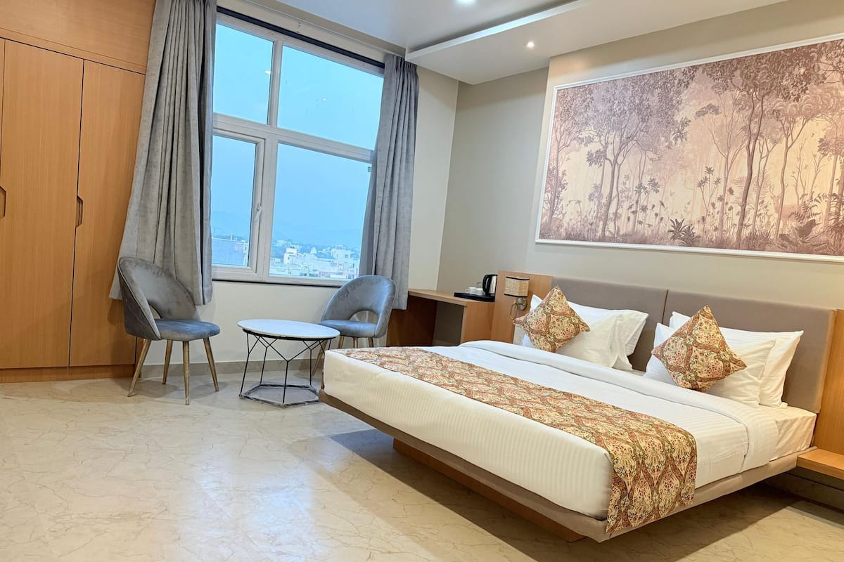 In-room safe, individually furnished, desk, laptop workspace