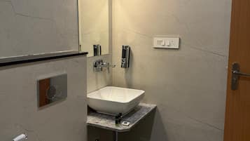 Douche, douche à « effet pluie », articles de toilette gratuits