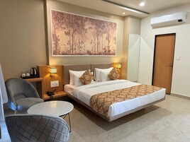 Caja de seguridad en la habitación, muebles diferentes y escritorio