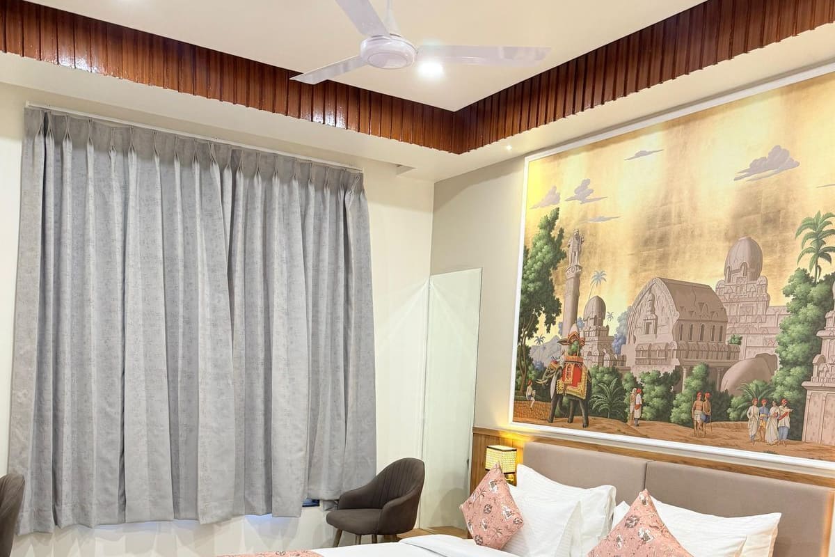 In-room safe, individually furnished, desk, laptop workspace