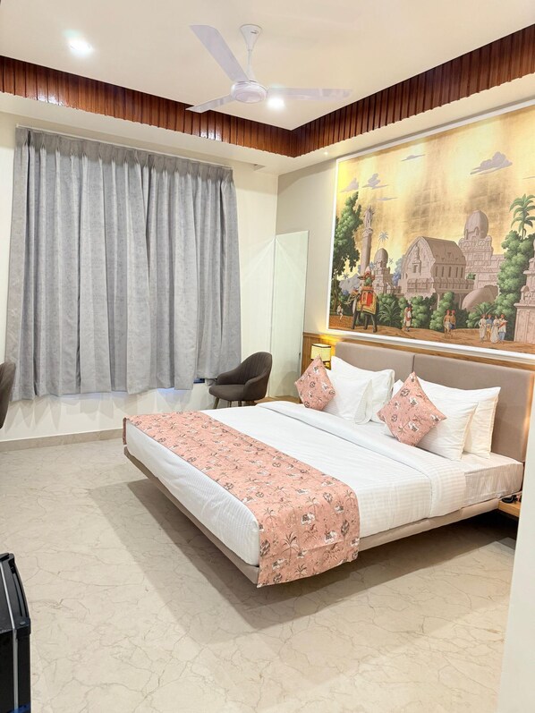 Phòng đôi Deluxe | Két bảo mật tại phòng, trang bị nội thất với thiết kế riêng biệt, bàn 