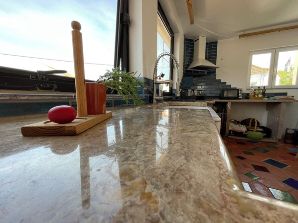 Fridge, oven, stovetop, dishwasher