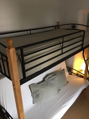 3 chambres, bureau, fer et planche à repasser, lit parapluie