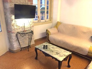 Smart TV, fireplace - Silver Coast, Alcobaça, Nazaré, Portugal, restored upper class tradicional house (Alpedriz)