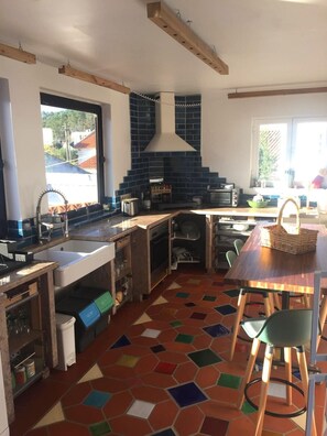 Fridge, oven, stovetop, dishwasher - Silver Coast, Alcobaça, Nazaré, Portugal, restored upper class tradicional house (Alpedriz)