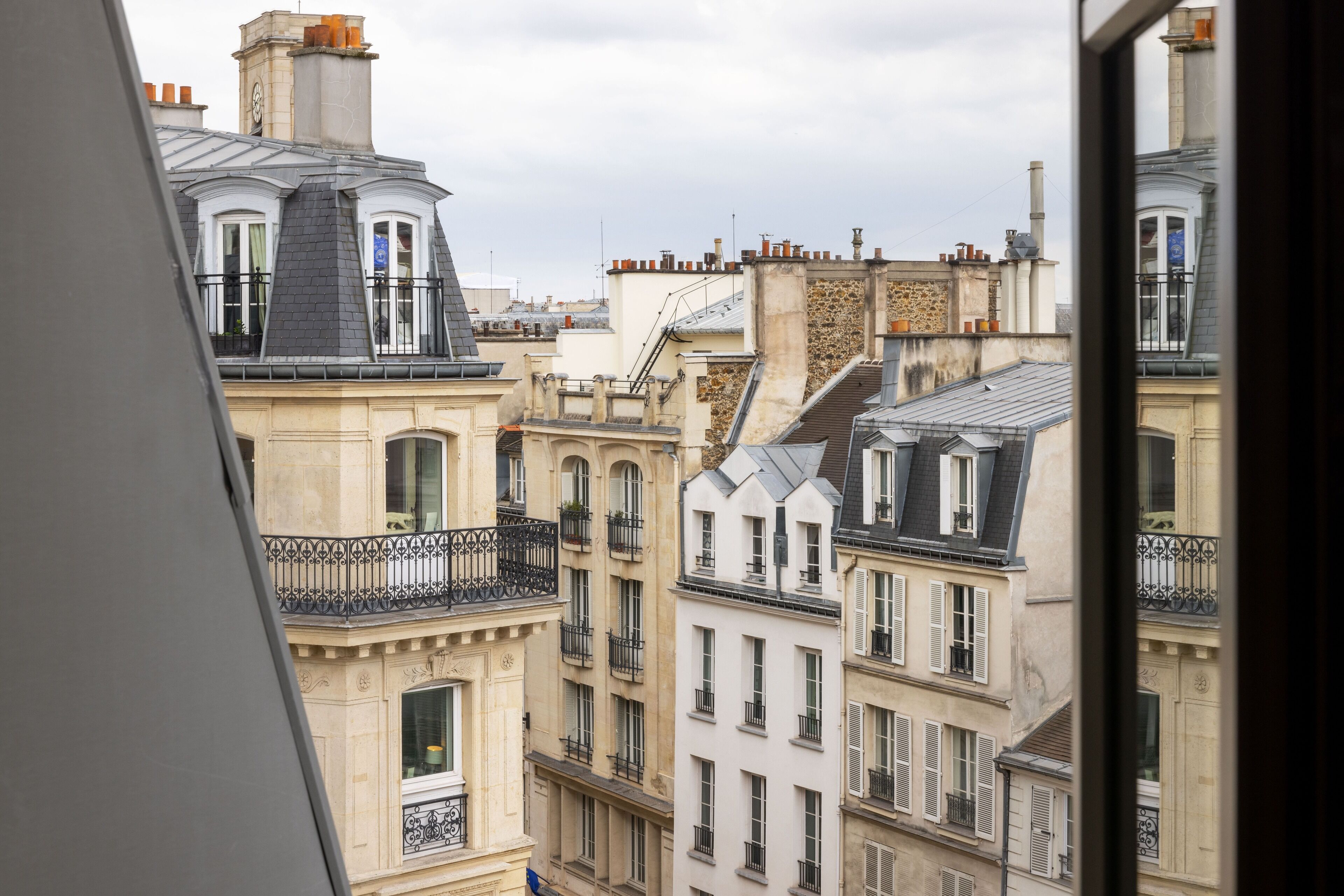 Junior Suite, City View | In-room safe, blackout drapes, soundproofing, iron/ironing board