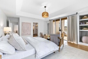 5 bedrooms, desk