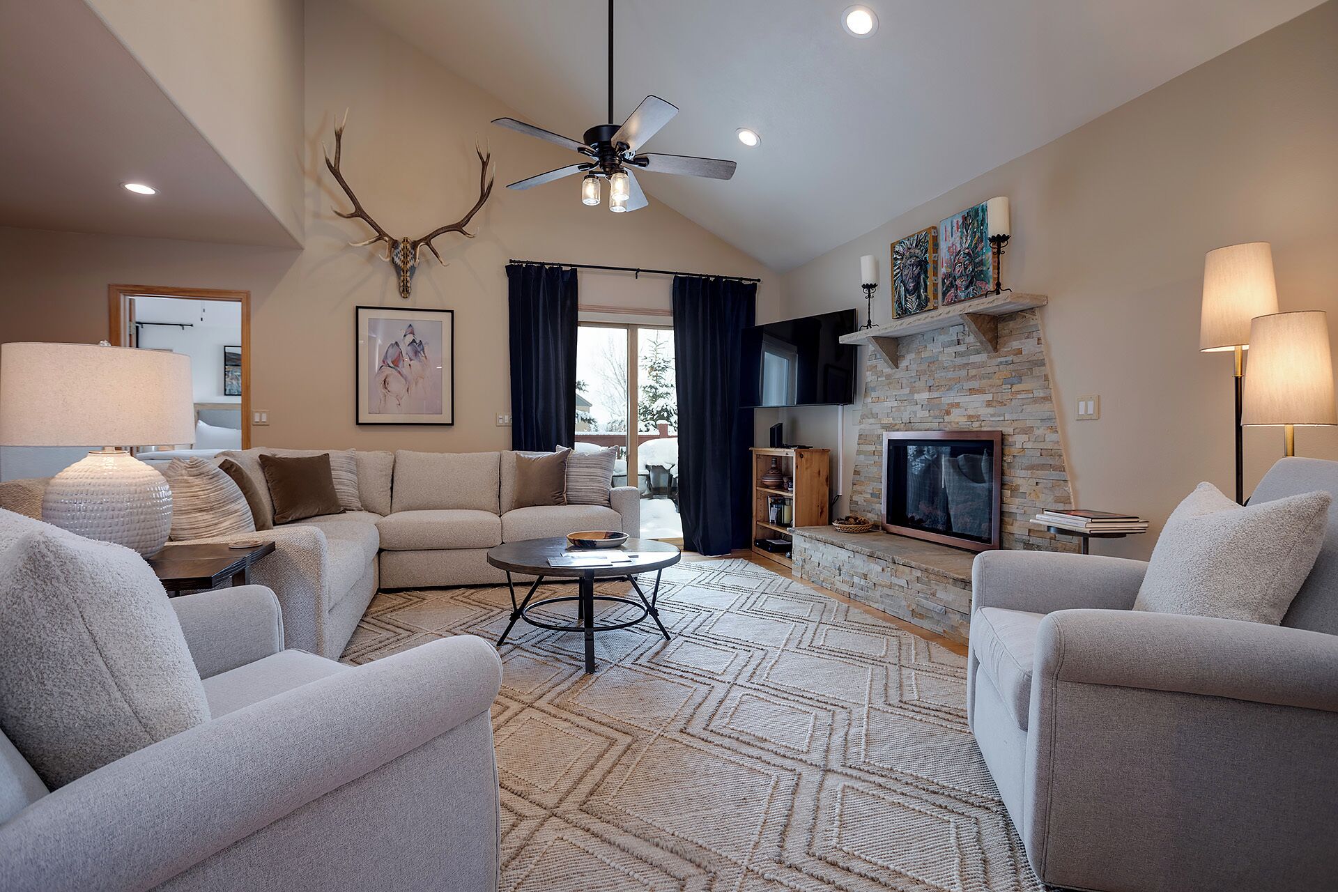 Télévision, cheminée