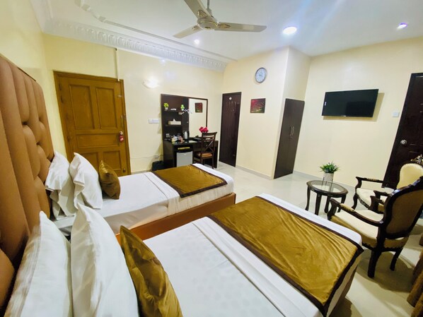1 bedroom, iron/ironing board, WiFi, bed sheets - Luxury Superior Twin Room with complete amenities / Two Single Beds. (Karachi)