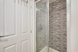 Douche, serviettes fournies