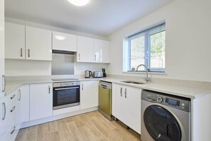 ثلاجة، فرن، موقد طهي مسطح، غسالة أطباق