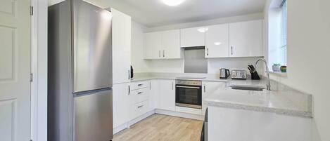 Fridge, oven, stovetop, dishwasher