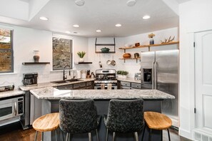 Kylskåp, mikrovågsugn, ugn och spishäll