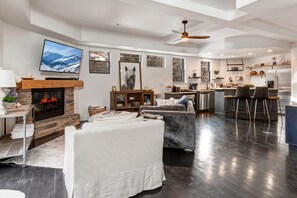 Smart TV, fireplace - Moose Mgmt at Moose Lodge 5: Hot Tub-Walk to Skiing-Parking (Park City)