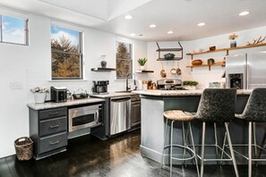 Fridge, microwave, oven, stovetop - Moose Mgmt at Moose Lodge 5: Hot Tub-Walk to Skiing-Parking (Park City)