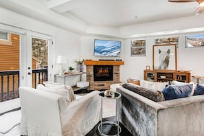 Smart TV, fireplace - Moose Mgmt at Moose Lodge 5: Hot Tub-Walk to Skiing-Parking (Park City)