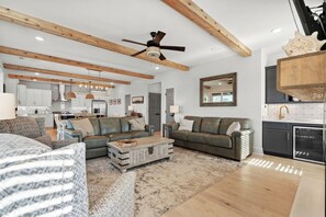 Een smart-tv en een tafeltennistafel