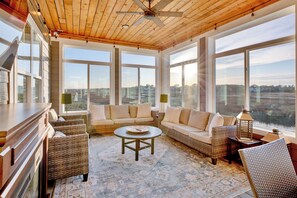 Smart-tv en een tafeltennistafel