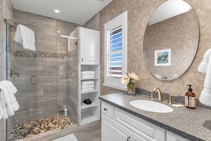 Douche, séchoir à cheveux, serviettes fournies