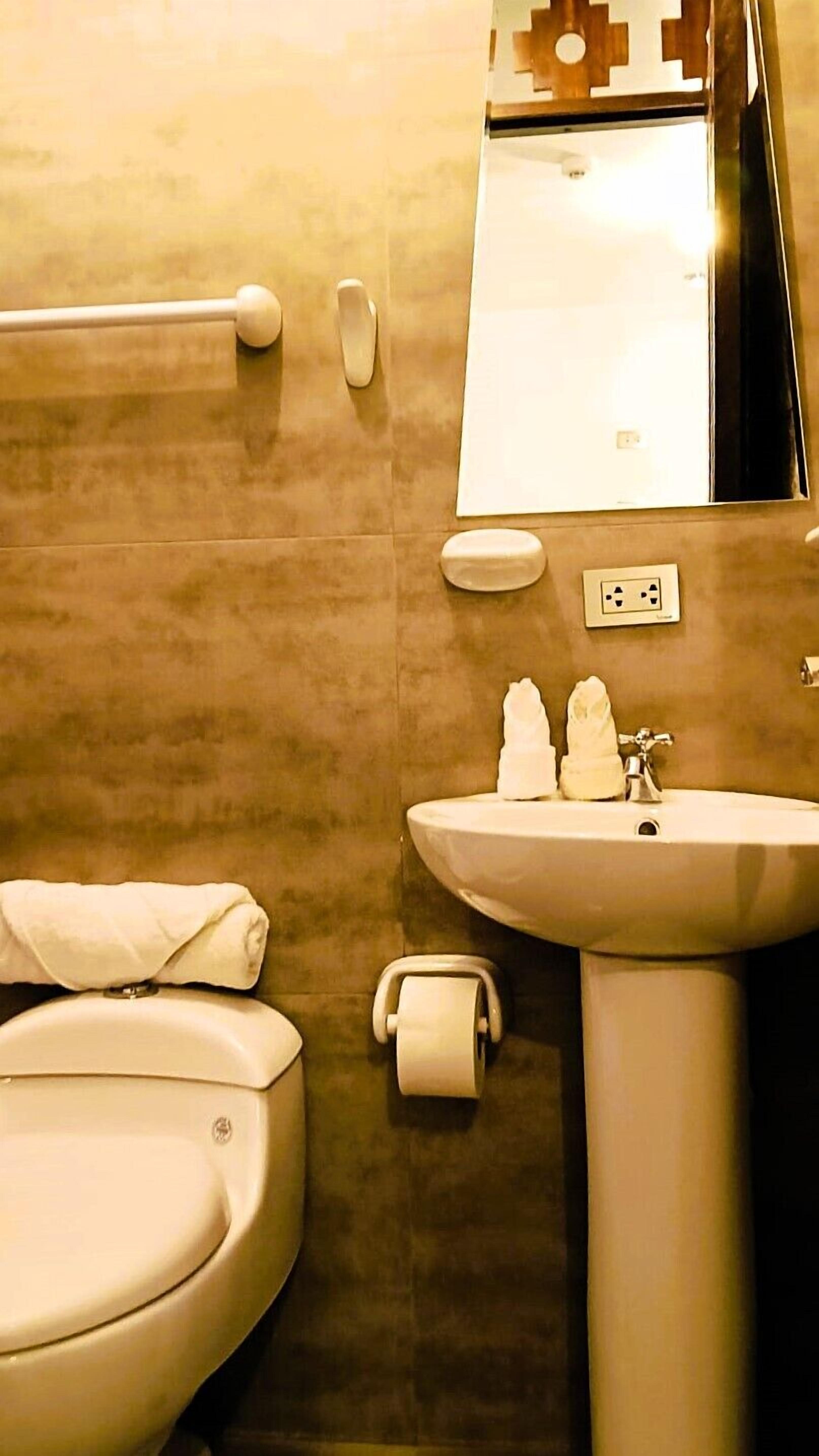 Dusj, regndusjhode, håndklær og såpe