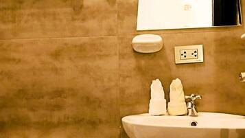 Dusche, Regendusche, Handtücher, Seife