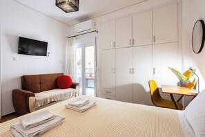 1 habitación, escritorio, tabla de planchar con plancha y wifi 